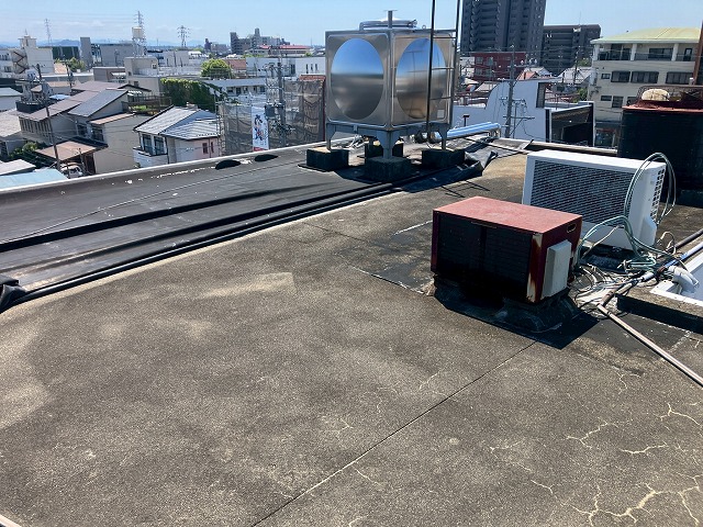 岐阜市で鉄筋コンクリートビルの劣化した屋上、防水がまだらに劣化していました